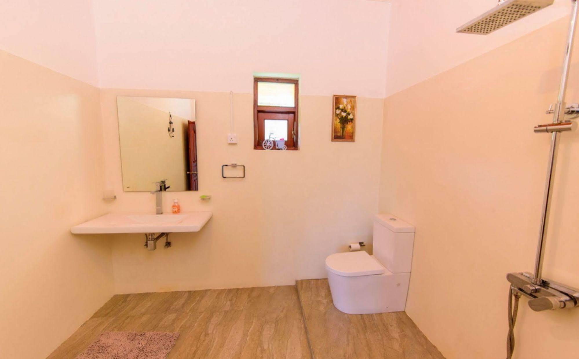 Hikka Hide Villa Hikkaduwa Buitenkant foto