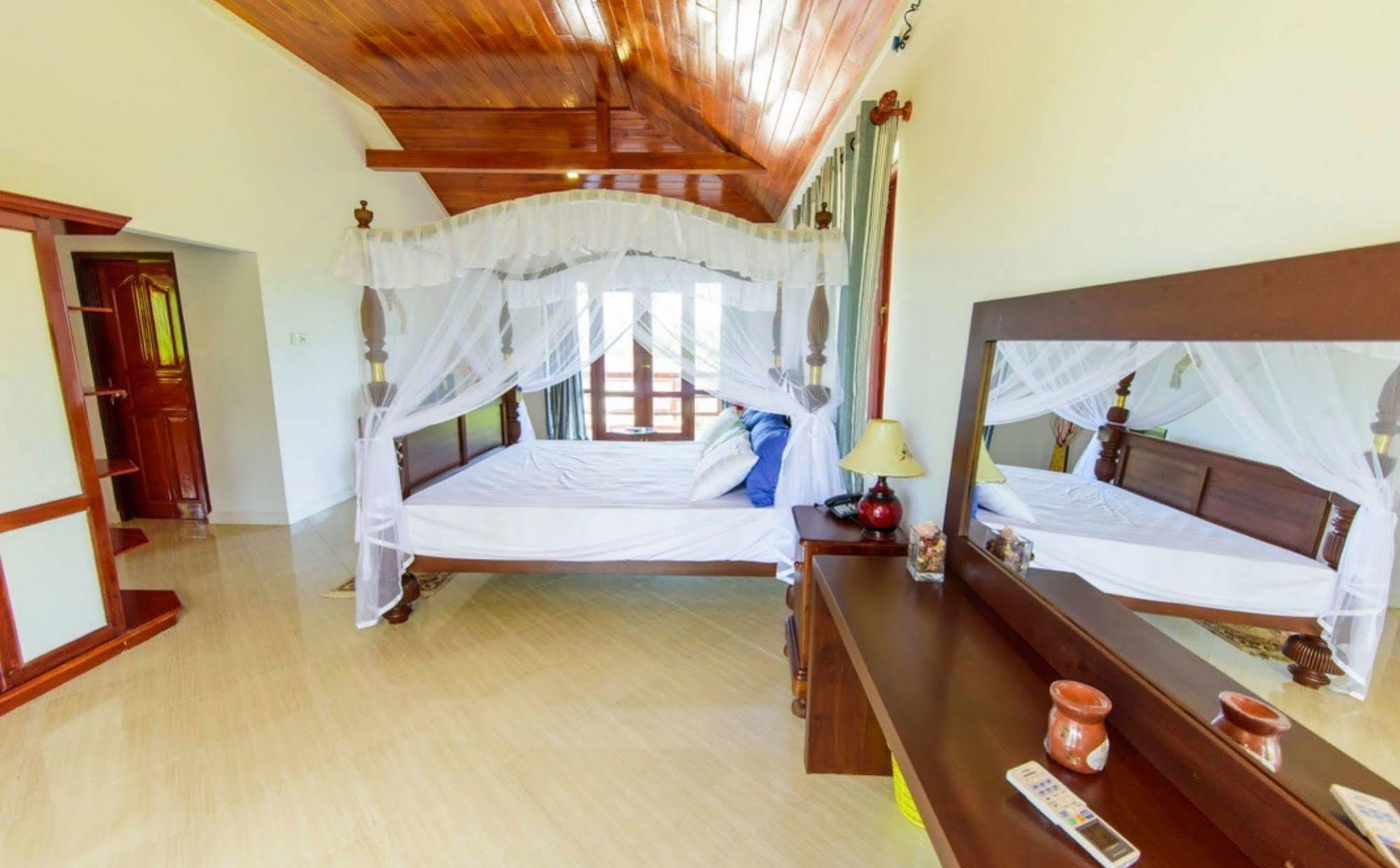 Hikka Hide Villa Hikkaduwa Buitenkant foto